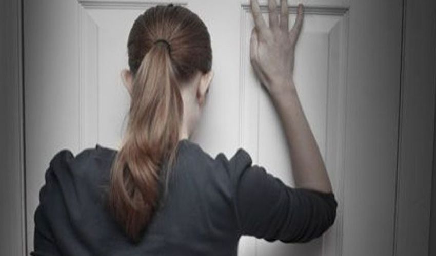 Inwoonster van Groesbeek wacht voor een deur die achter haar dichtsloeg Inwoonster van Groesbeek wacht voor een deur die achter haar dichtsloeg